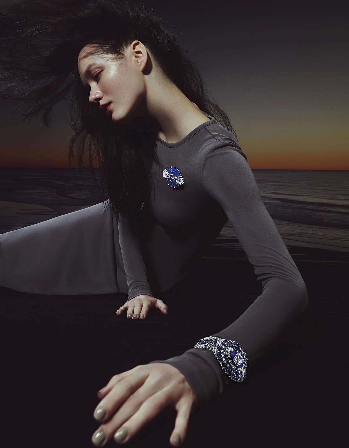 Sous Les &Eacute;toiles 頂級珠寶系列 Expansion手鐲及可轉換式戒指，18K白金鑲嵌枕形切割鑽石、藍寶石、青金石和鑽石；Amorpha胸針，18K白金鑲嵌緬甸橢圓形紅寶石、藍寶石、紫色藍寶石、黑色尖晶石、青金石和鑽石，both by Van Cleef & Arpels。洋裝，H&M Conscious。