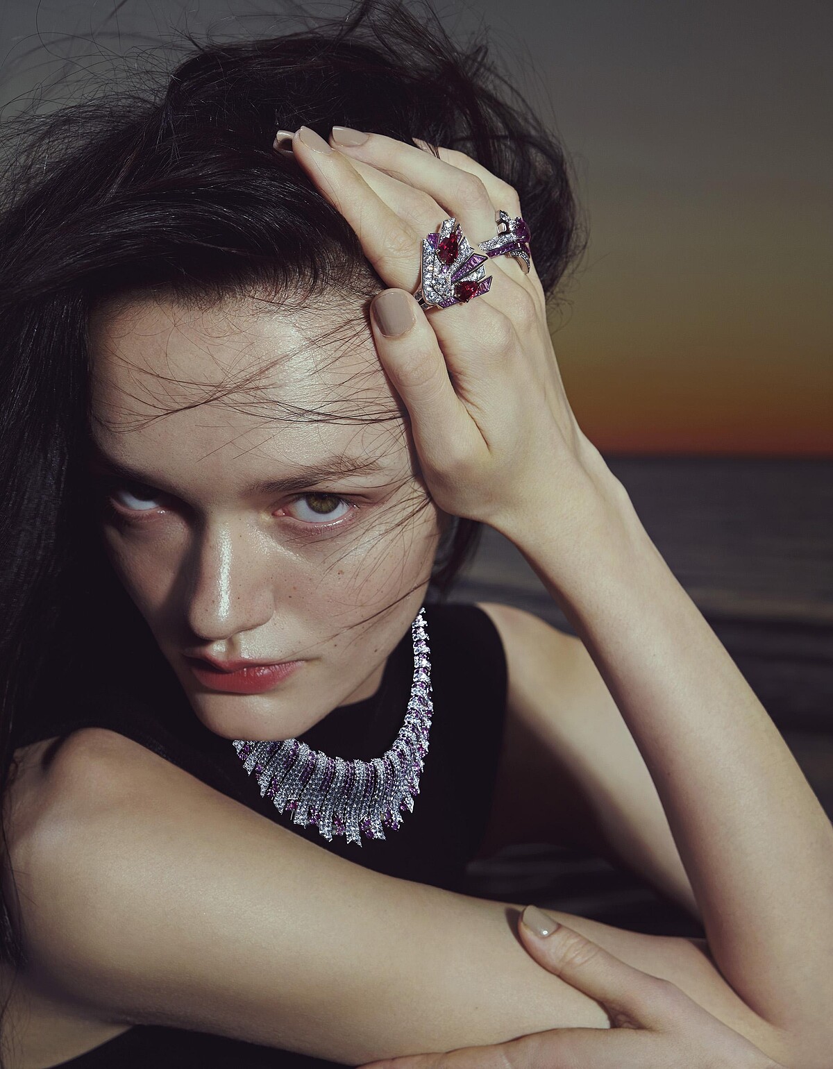 Sous Les &Eacute;toiles 頂級珠寶系列 Rayons Roses 項鍊，18K白金鑲嵌粉紅色藍寶石與鑽石；Donati 戒指，18K白金與玫瑰金鑲嵌莫桑比克梨形紅寶石、梨形鑽石、粉紅藍寶石和鑽石；Orionis 戒指，18K白金鑲嵌橢圓形切割粉紅色藍寶石、紅寶石、粉紅色藍寶石與鑽石，all by Van Cleef & Arpels。洋裝，Sandro。