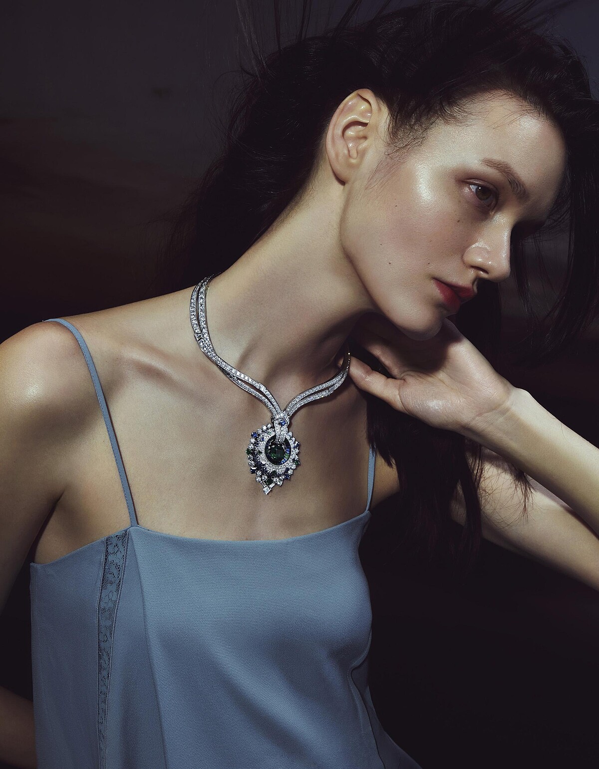 Sous Les &Eacute;toiles 頂級珠寶系列 Acontia 項鍊，18K白金與鉑金，鑲嵌哥倫比亞祖母綠、藍寶石、祖母綠與鑽石，Van Cleef & Arpels。洋裝，Chlo&eacute;。