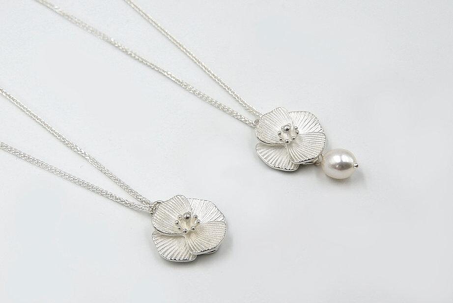 I-Shan 13 （左）罌粟花項鍊，售價NT$3,280（右）罌粟花項鍊－珍珠款，售價NT$3,680