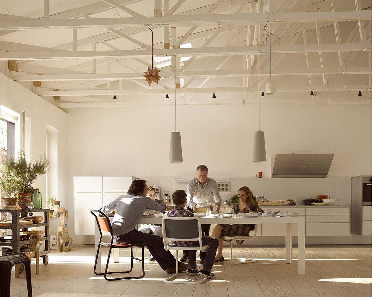 廚房裡、餐桌上那些無可許代的溫暖、愉悅氛圍,以及與人之間情感交流才是廚房最重要的精神所在。