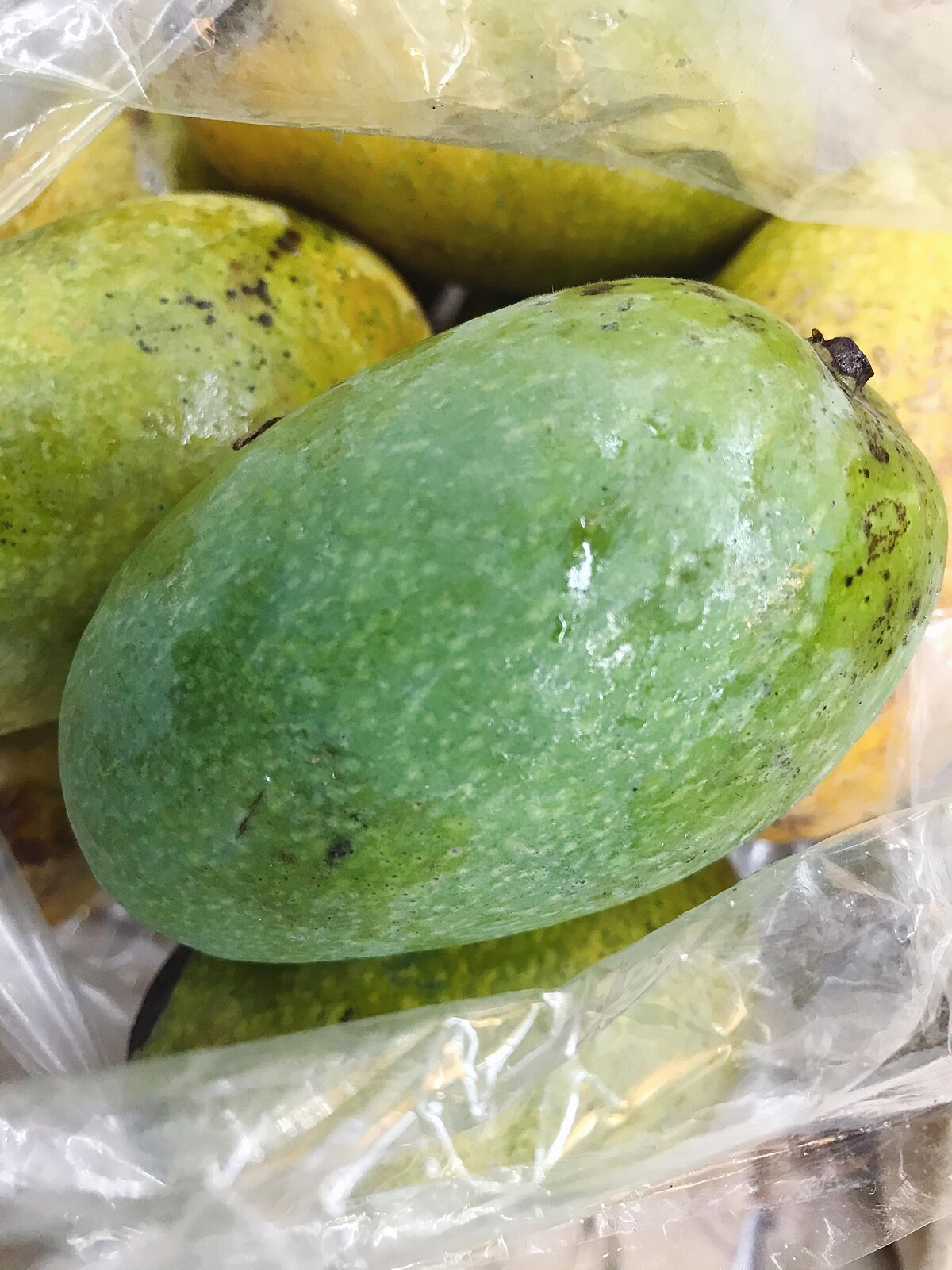 ▲戴手套處理、仔細清洗芒果表皮，就能大幅降低過敏機率。