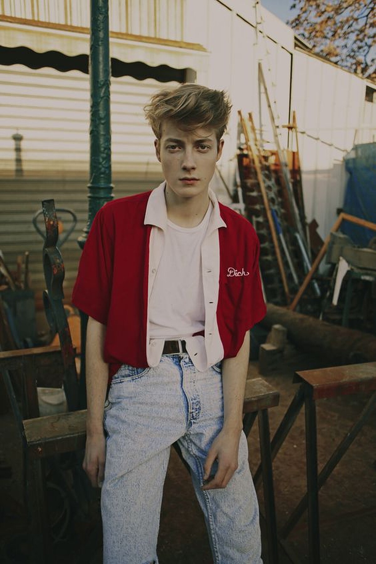 無論男女，夏日外罩開領襯衫，內搭素Tee都會是不錯的選擇。