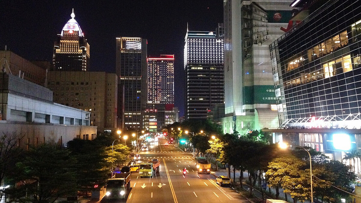 本土案例暴增180例！雙北升級三級警戒：室內聚會限5人、室外10人，外出全程配戴口罩