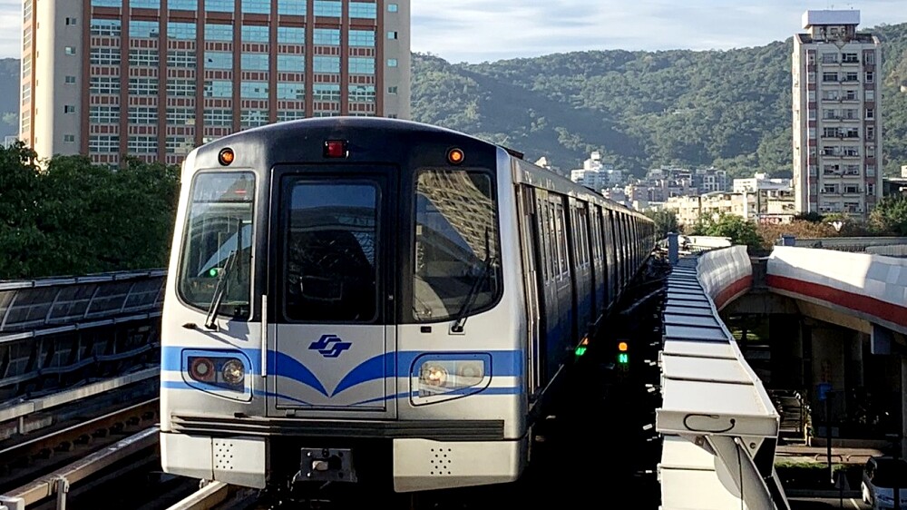 雙北升級三級警戒！捷運、台鐵區間車進行人流管制，5大交通防疫措施再強化，出門民眾需注意