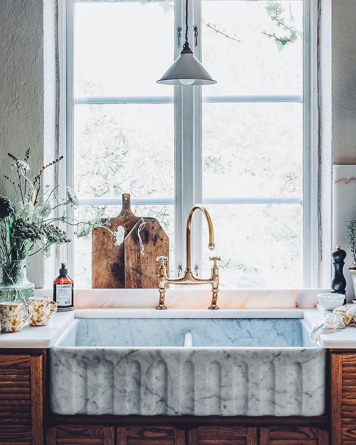 漂亮的大理石紋雙水槽（Photo by @_foodstories_）。