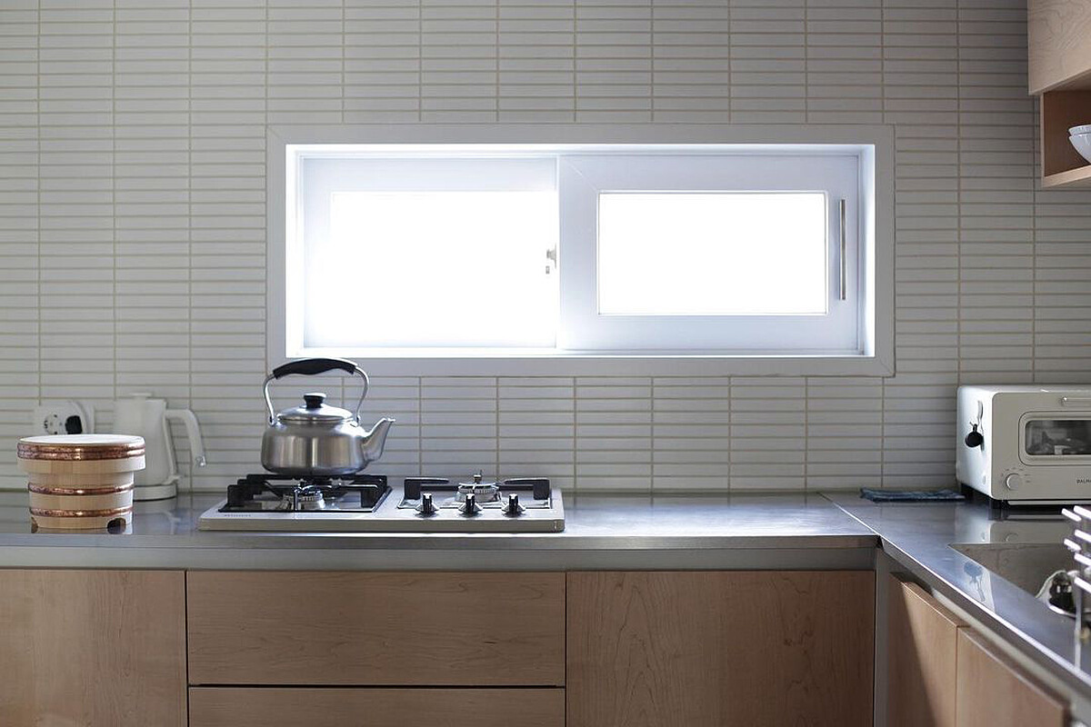 採光很好的L形廚房（Photo by @salrim_story）。