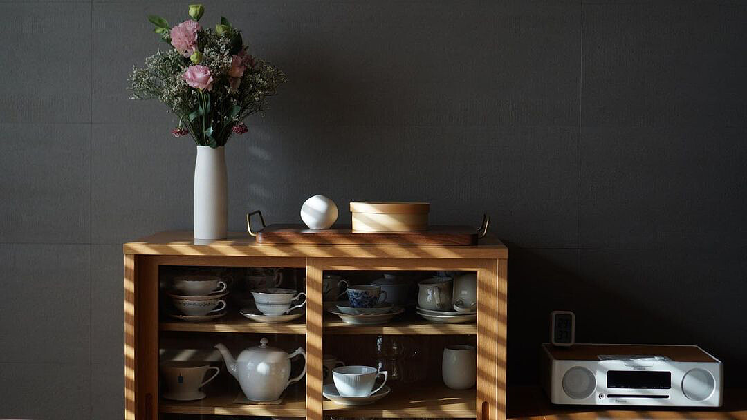 不好疊放的碗盤另外收納在餐廚櫃裡(Photo by @salrim_story)。