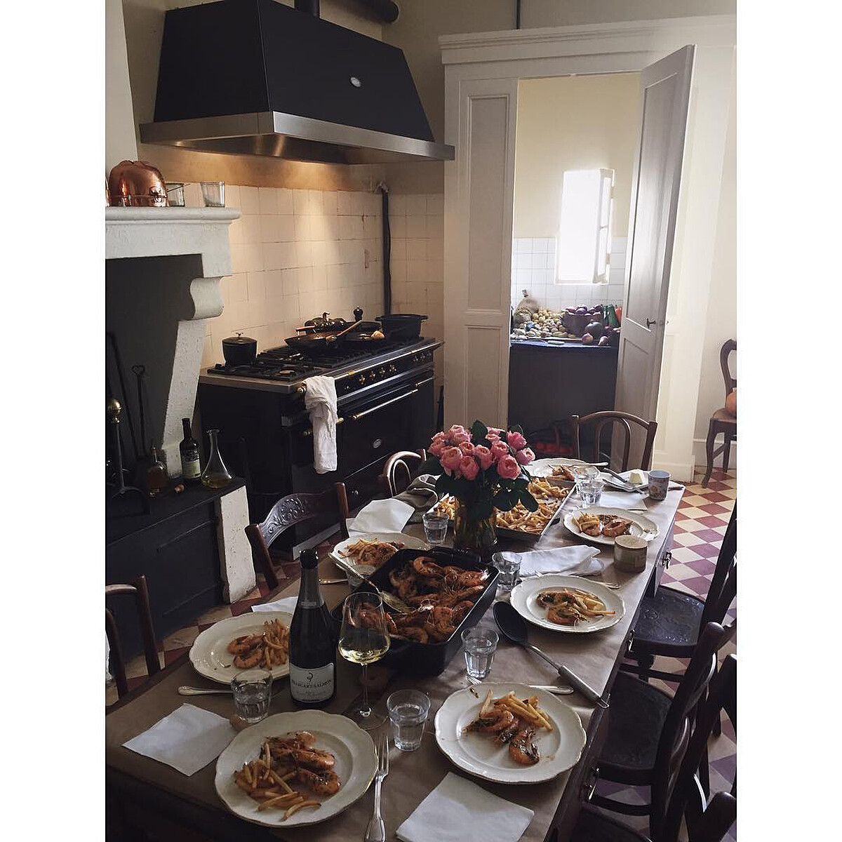 也是爐台與餐廳緊鄰的廚房（Photo by @mimithor）。