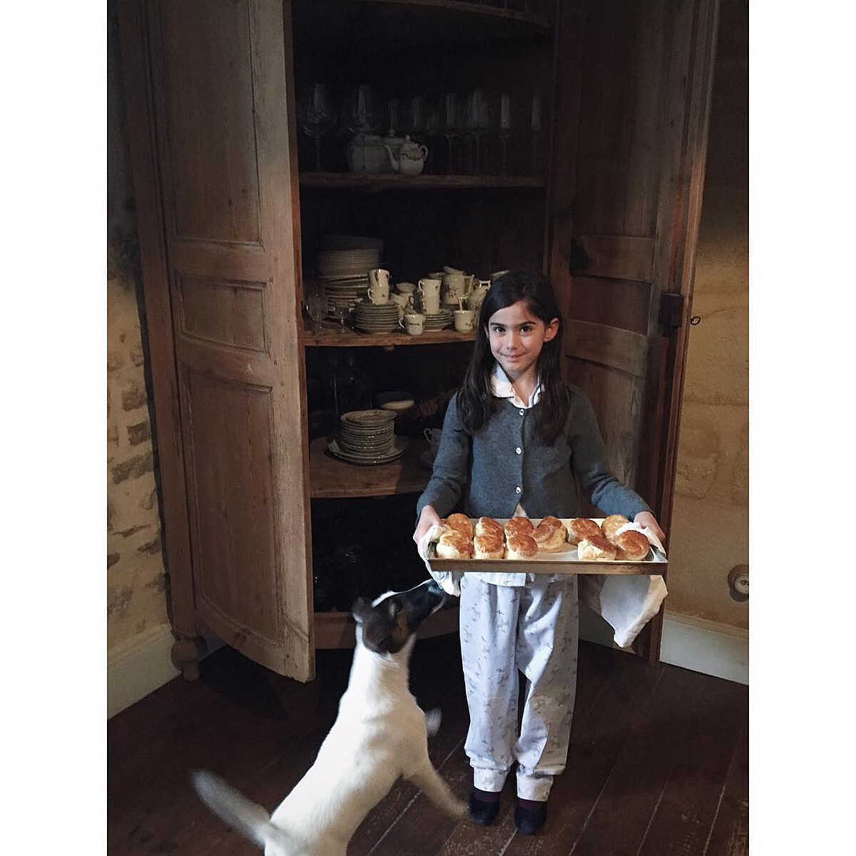 餐具櫃鑲在廚房一角（Photo by @mimithor）。