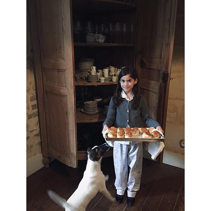 餐具櫃鑲在廚房一角(Photo by @mimithor)。