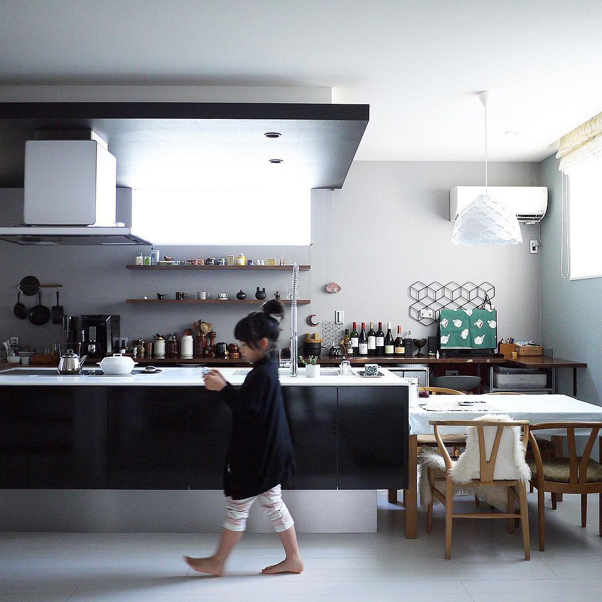 標準的一字型中島廚房（Photo by @chii_moi）。