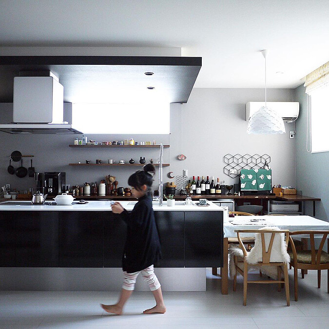 標準的一字型中島廚房(Photo by @chii_moi)。