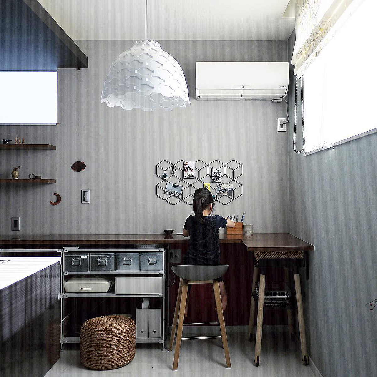 在角落放了一張書桌，是閱讀食譜、女兒最常佇留的地方（Photo by @chii_moi）。