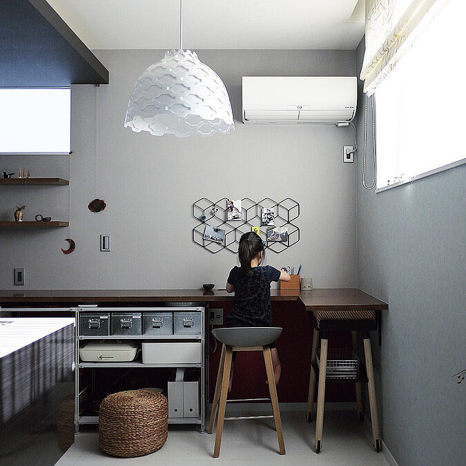 在角落放了一張書桌,是閱讀食譜、女兒最常佇留的地方(Photo by @chii_moi)。