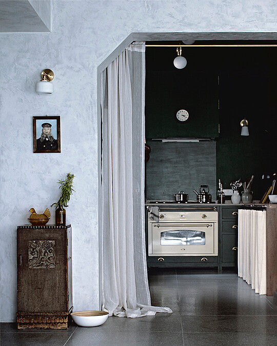 用一面麻布輕輕的區隔廚房的空間(Photo by @ladyandpups)。