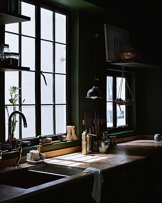 自然光灑落在幽暗的廚房(Photo by @ladyandpups)。