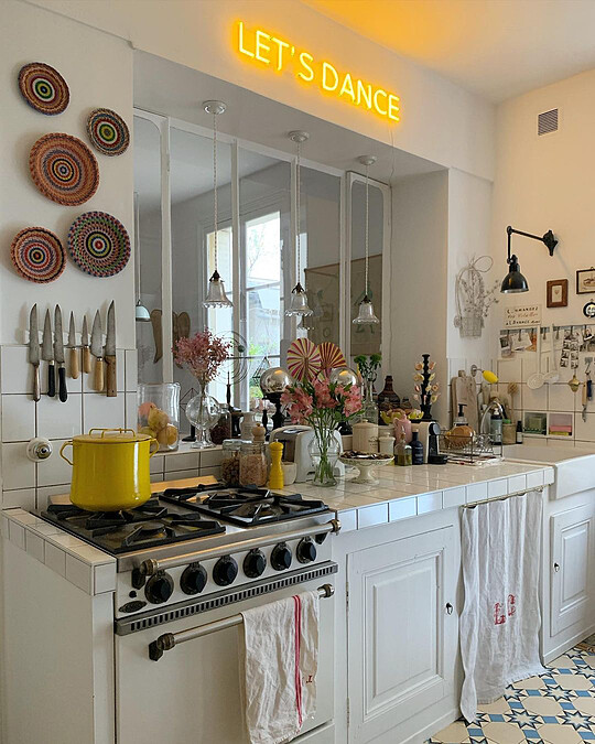 一字形的傳統泥作磁磚檯面(Photo by @nomibis)。