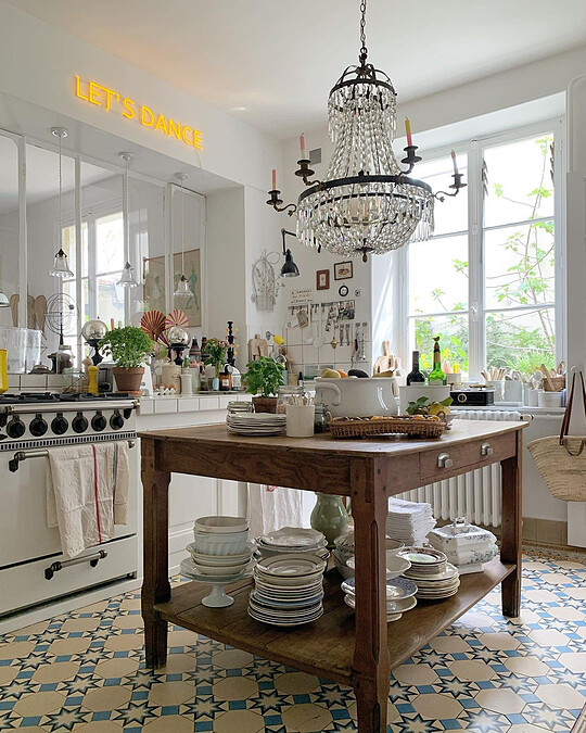 在廚房中間放置一張大桌子當中島(Photo by @nomibis)。