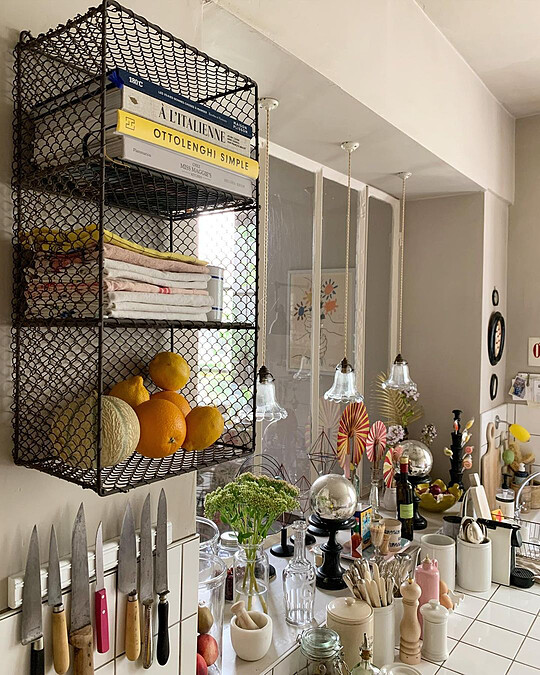 置物架取代書架,還能放上乾淨的抹布跟常備根莖類蔬果或水果(Photo by @nomibis)。