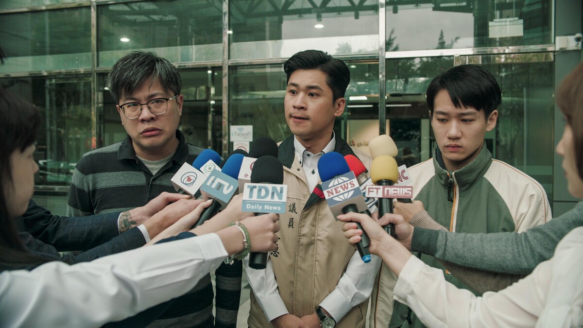 ▲黃迪陽（中）飾演的王議員讓觀眾氣得咬牙切齒。（圖 / 公共電視、myVideo提供）