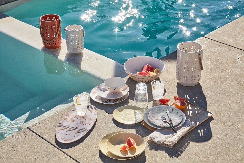 戶外可用風燈、花器、香茅蠟燭營造氣氛。