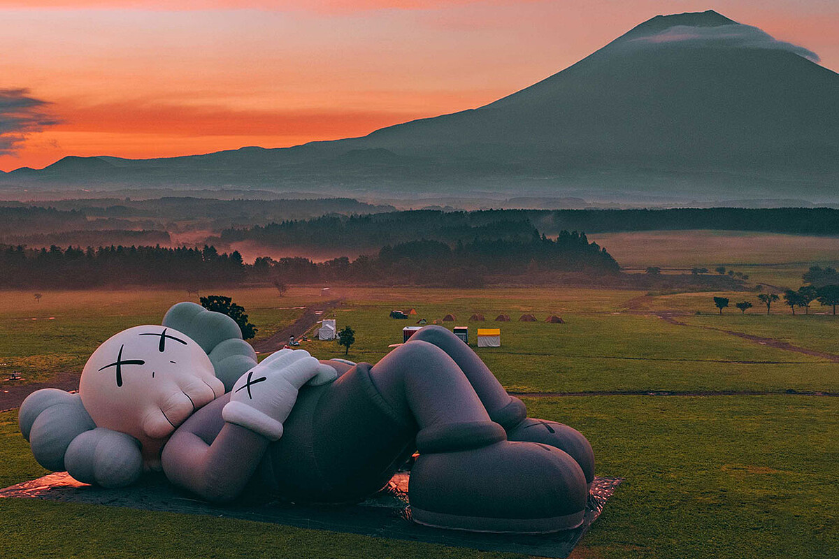 《KAWS：HOLIDAY》日本站來到富士山，讓旅人們想念日本的綺麗美景。
