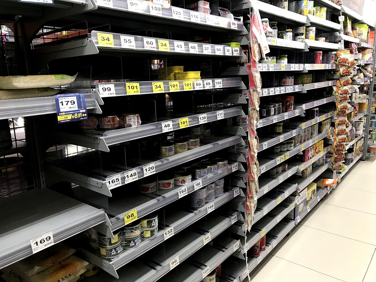 ▲▼非常時期，不要到超市賣場人擠人搶購，才是真正自保與保護家人的做法。