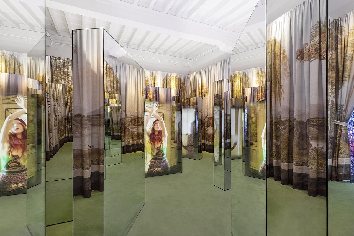 2016年早春系列，當時以富貴人家的宅邸作為形象片背景，在本次展覽中以鏡子迷宮打造出豪宅偌大空間的視覺錯覺