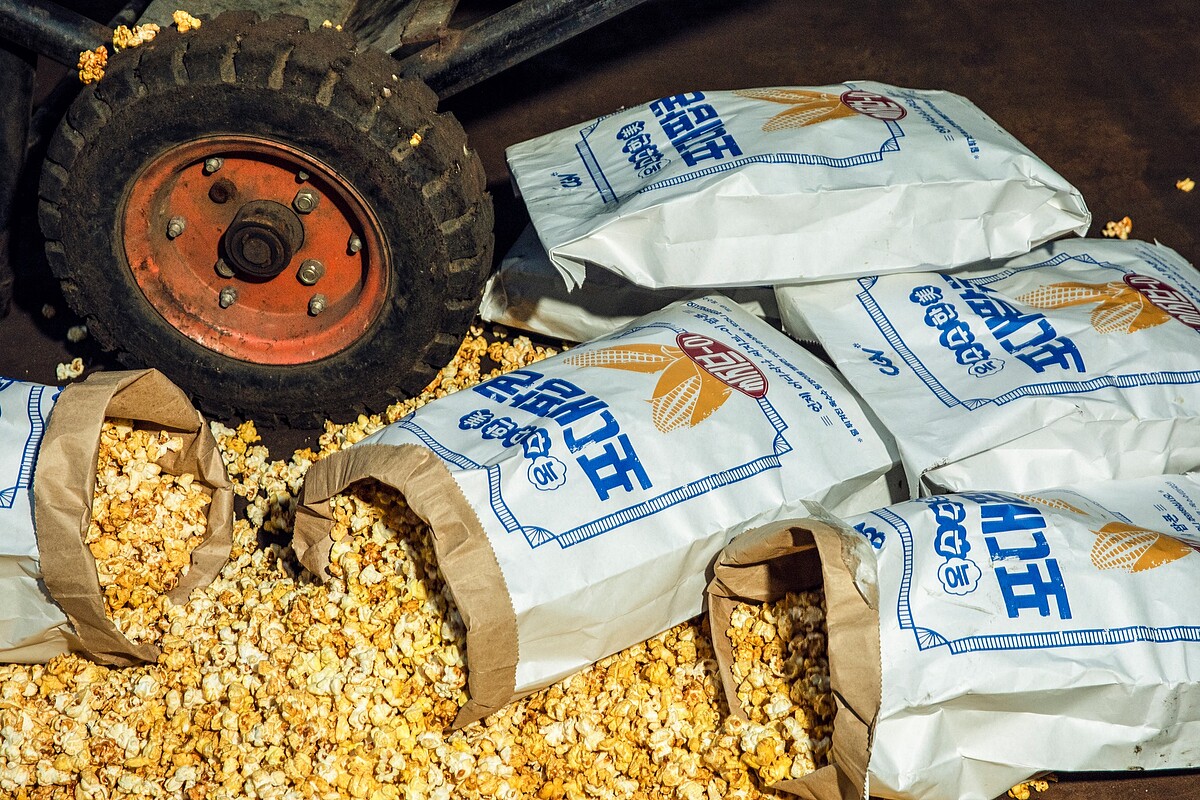 韓國知名電影院推爆米花促銷，養眼猛男大片惹爭議！