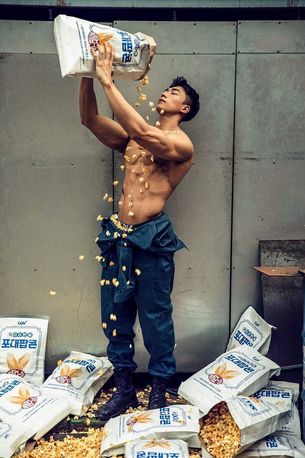 韓國知名電影院推爆米花促銷，養眼猛男大片惹爭議！