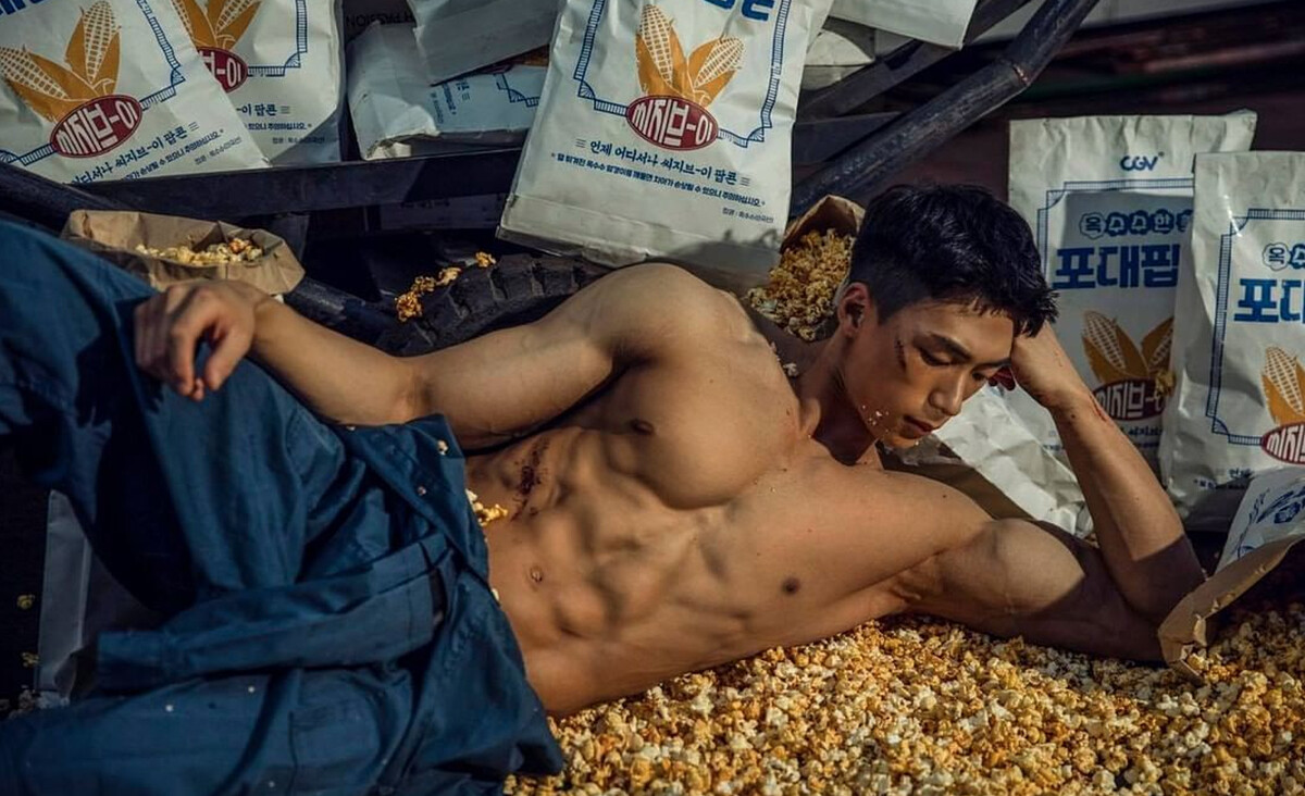 韓國知名電影院推爆米花促銷，養眼猛男大片惹爭議！