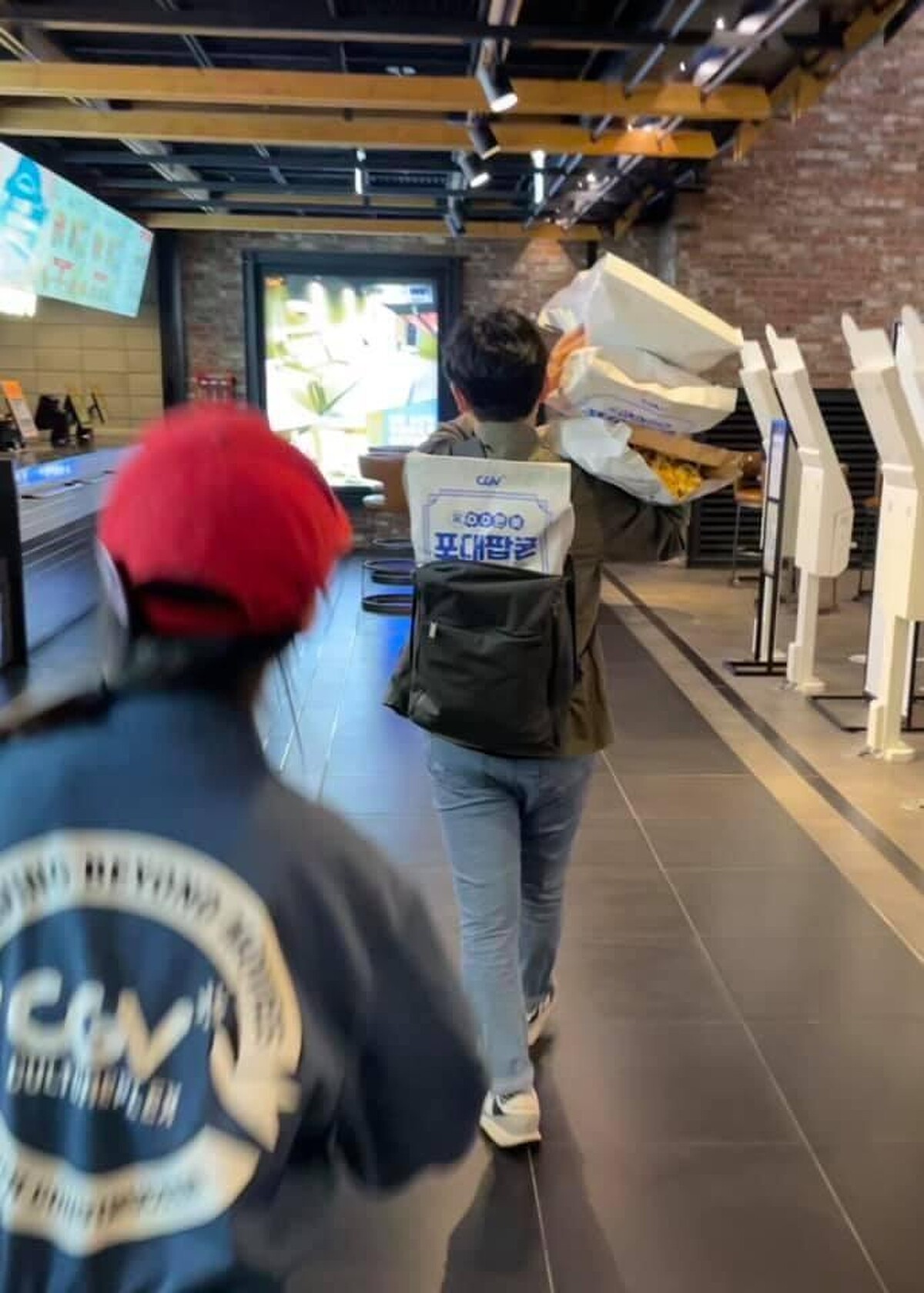 韓國知名電影院推爆米花促銷，養眼猛男大片惹爭議！