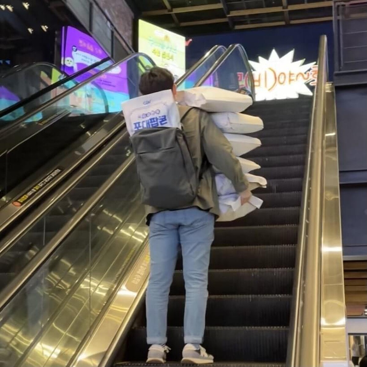 韓國知名電影院推爆米花促銷，養眼猛男大片惹爭議！