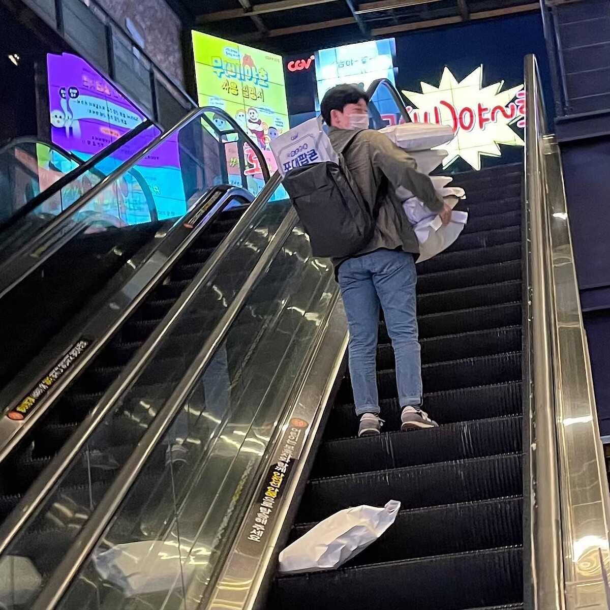 韓國知名電影院推爆米花促銷，養眼猛男大片惹爭議！