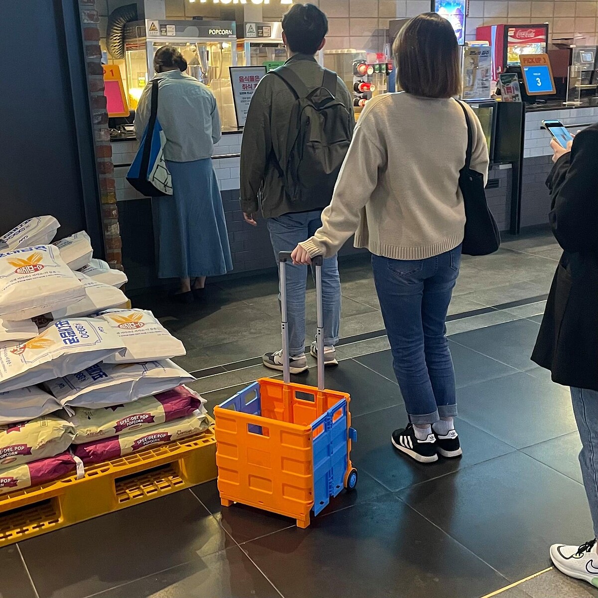 韓國知名電影院推爆米花促銷，養眼猛男大片惹爭議！