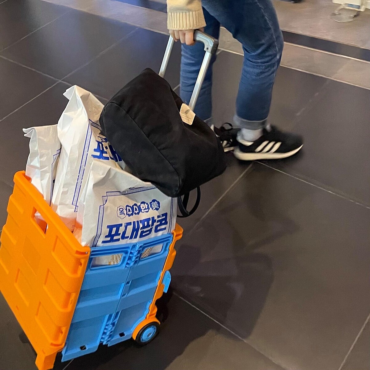 韓國知名電影院推爆米花促銷，養眼猛男大片惹爭議！