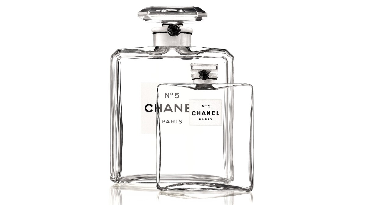左為1924年版本香奈兒N°5瓶身,右為1921年第一瓶香奈兒N°5瓶身