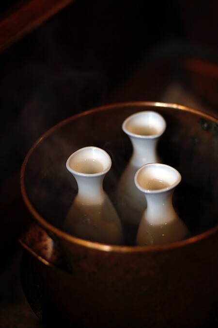 加熱的方式有很多種,最常見的是隔水加熱「湯煎燗」。