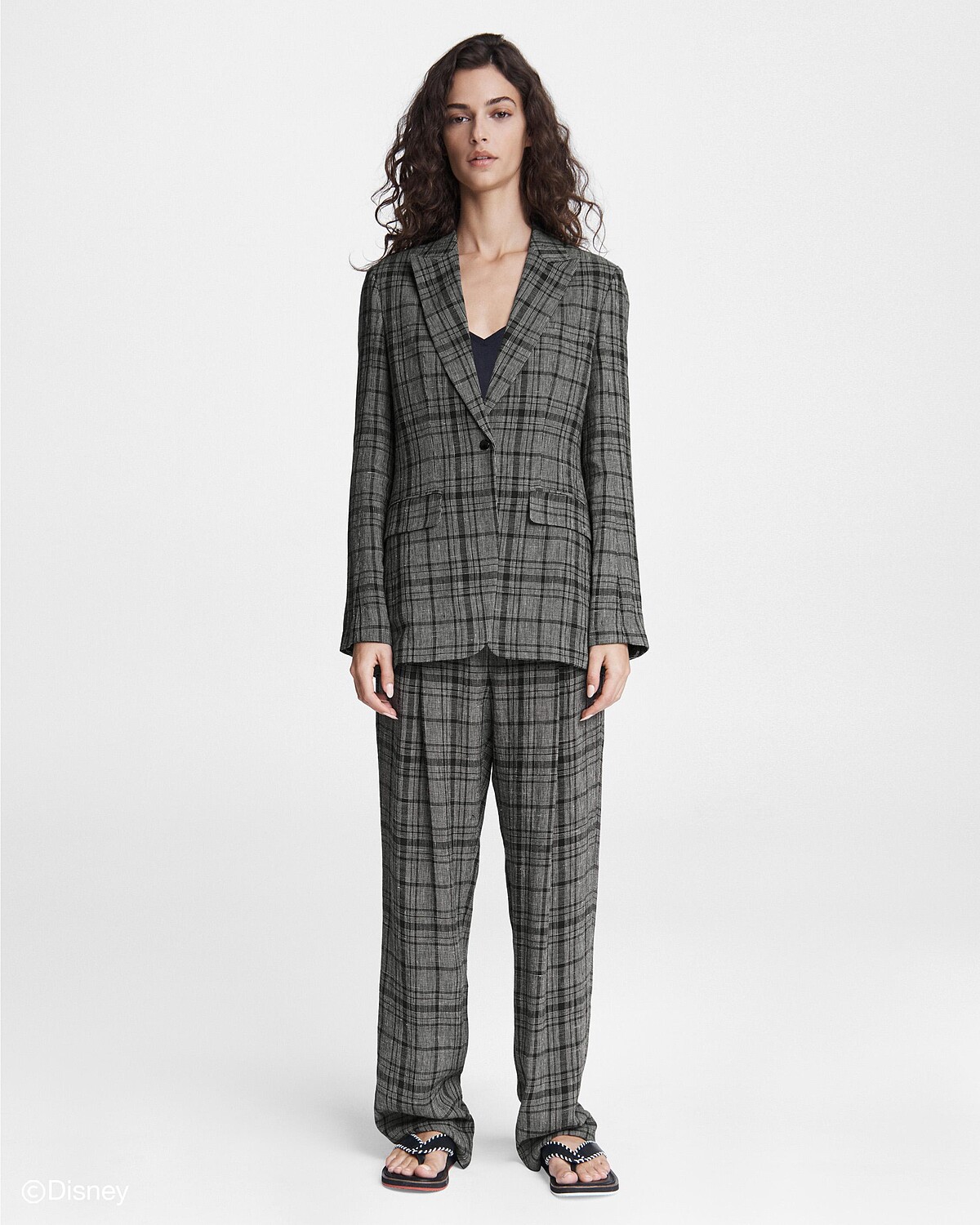 Rag & Bone X 庫伊拉(上)灰色格紋西裝外套 ,售價NT$24,000/(下)灰色格紋高腰長褲,售價NT$17,500