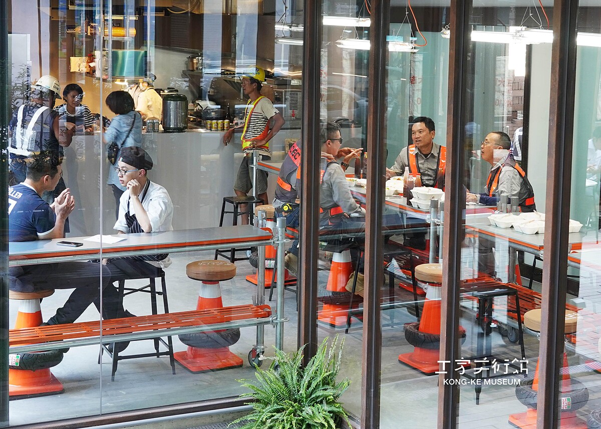 工家美術館一樓邀約好食慢慢進駐,現場料理給工地師傅與居民遊客的健康便當與創意工地飲料。