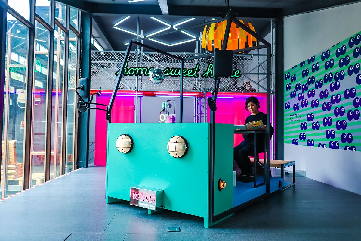 展覽「如果卡車頭是我家X檳榔攤是我的7-11」現場,由東海醫院的徐景亭老師策畫,將土方工程的卡車、司機甚至是檳榔攤重新轉譯。