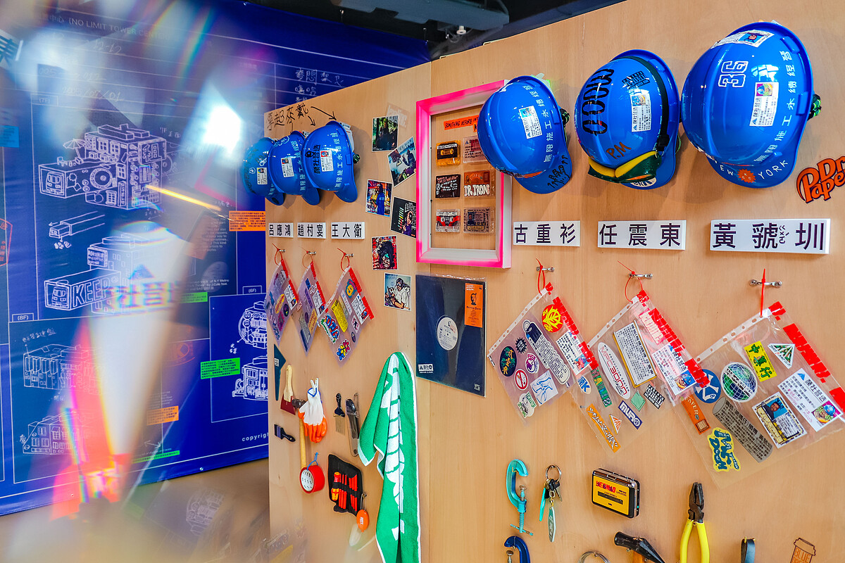 呼應工地狀態的「進行式」,音樂廠牌《顏社》創辦人張逸聖(迪拉胖)提出「顏社營造:頂樓持續加蓋中心」為主題。