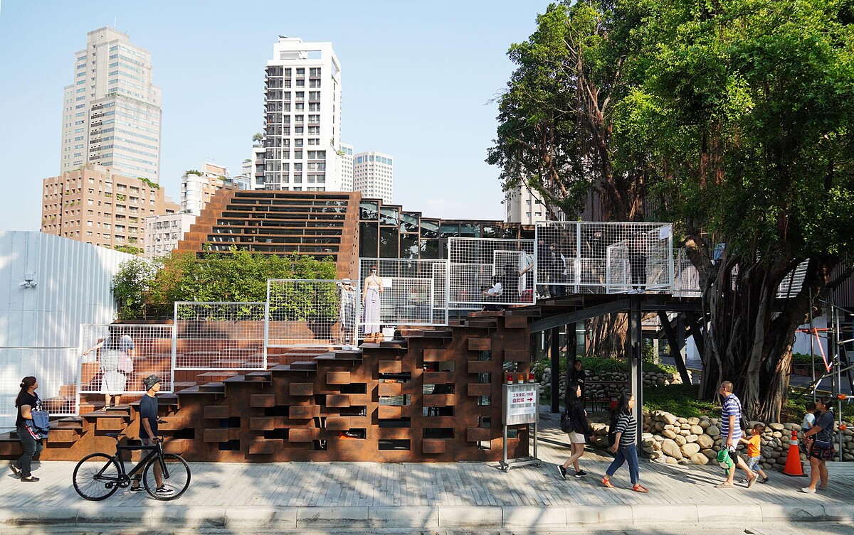 工家美術館由十禾設計的吳聲明建築師操刀,開放活用牆與圍籬,打造工地師傅與鄰里居民活動休憩的的開放空間。