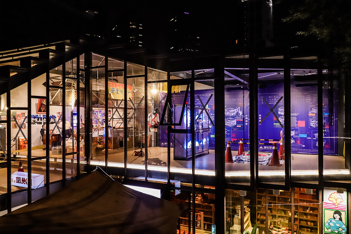 顏社拆解工地中常見的景象作為展覽細節,如同道路挖掘工程的景象象徵顏社創立前,受到許多外國地下文化的啟發。