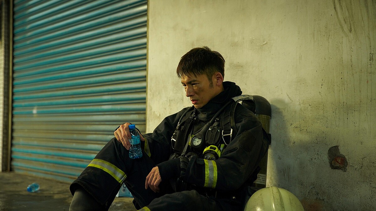 ▲邱Sir讓人擔心會跳下貨梯井救志遠。（圖 / 公共電視、myVideo提供）