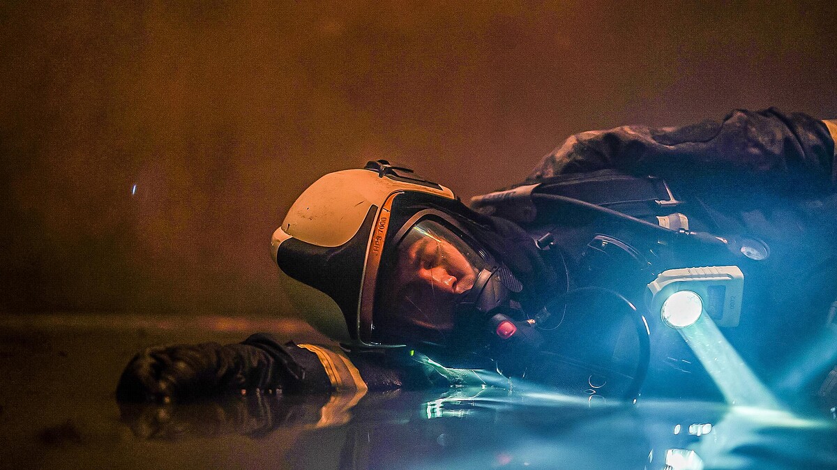 ▲志遠慘摔進貨梯井並昏迷。（圖 / 公共電視、myVideo提供）