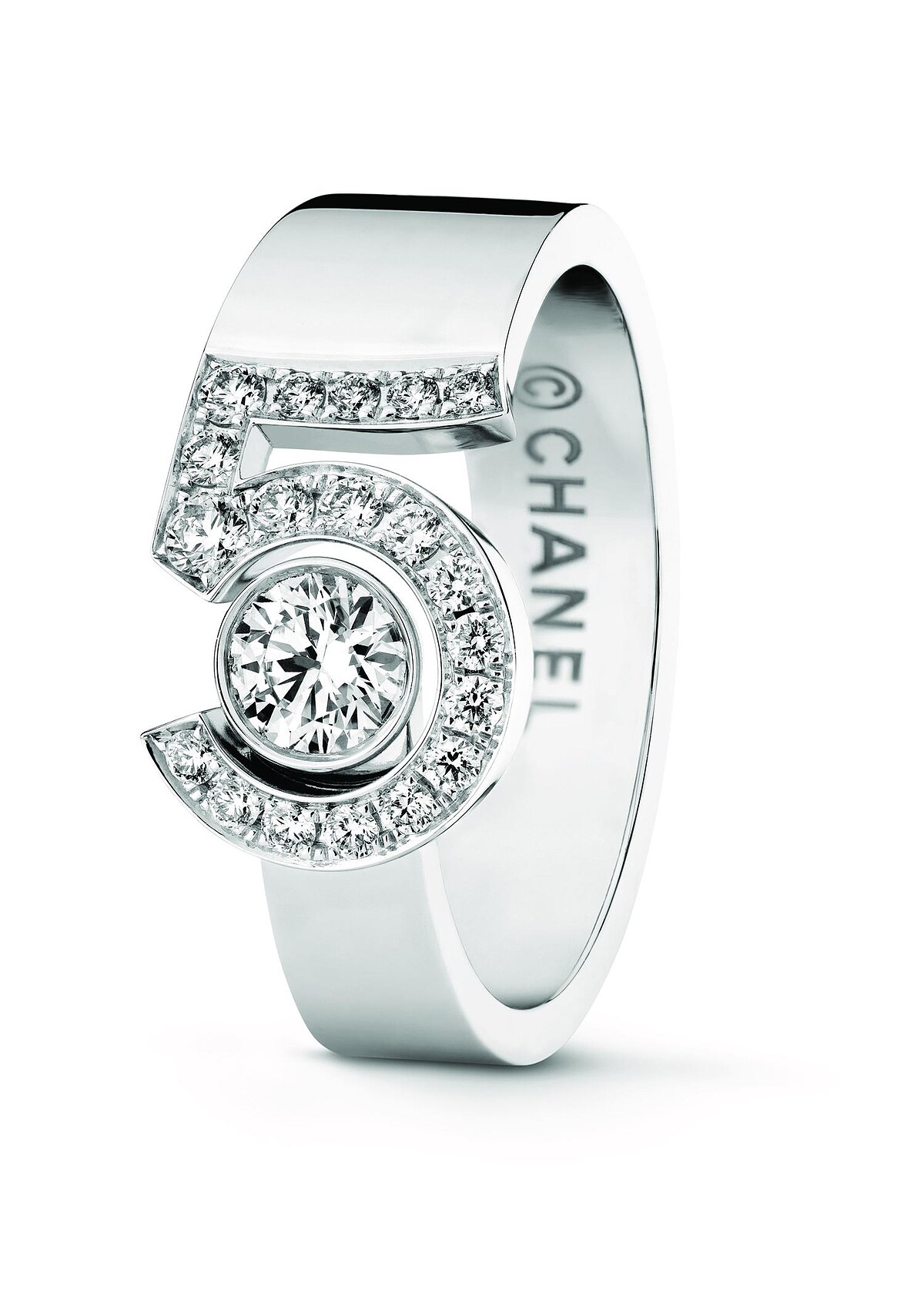 N&deg;5 戒指 18K白金，鑲嵌1顆重約0.25克拉明亮式切割鑽石及19顆總重約0.20克拉明亮式切割鑽石。建議售價NTD 244,000元