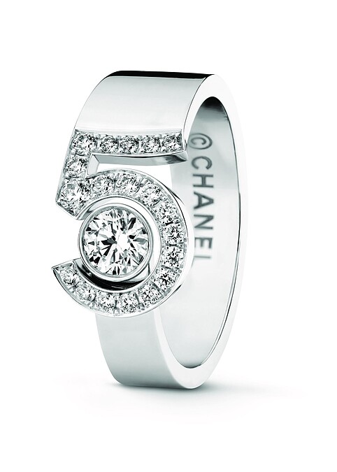 N&deg;5 戒指 18K白金，鑲嵌1顆重約0.25克拉明亮式切割鑽石及19顆總重約0.20克拉明亮式切割鑽石。建議售價NTD 244,000元