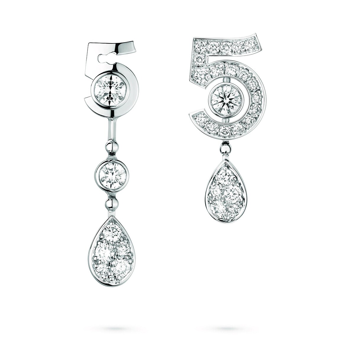 N&deg;5 耳環 (可轉換式設計) 18K白金，鑲嵌2顆各重約0.12克拉明亮式切割鑽石及29顆總重約0.43克拉明亮式切割鑽石。建議售價NTD 325,000元